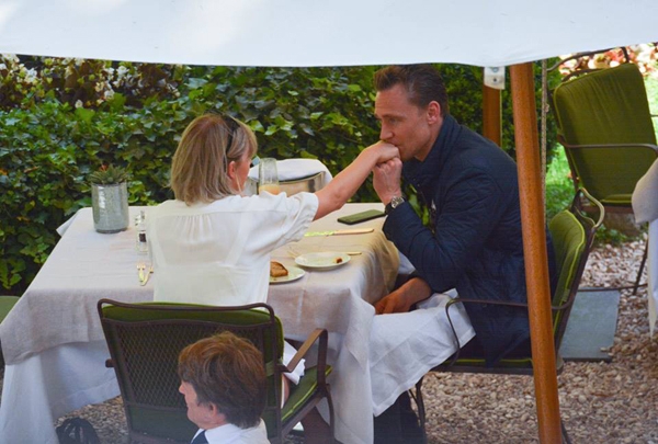 tom-nam-tay-taylor-swift-di-khap-thanh-rome-9