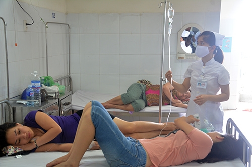 16-giao-vien-di-du-lich-nhap-vien-do-ngo-doc