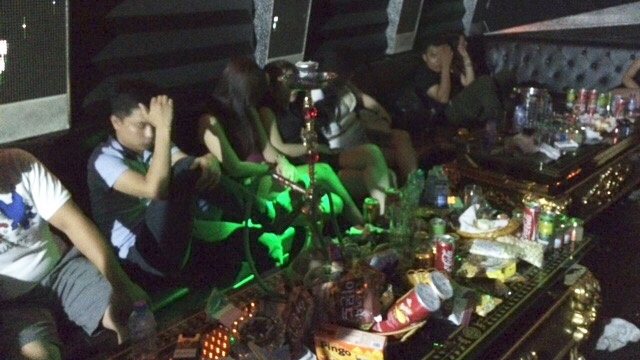 Huy động 300 cảnh sát, xe đặc chủng triệt phá karaoke thác loạn  