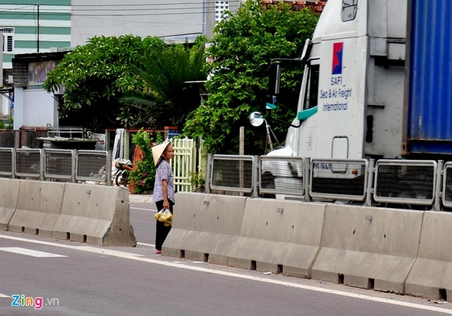 Nguoi dan bang qua quoc lo nhu duong lang hinh anh 5