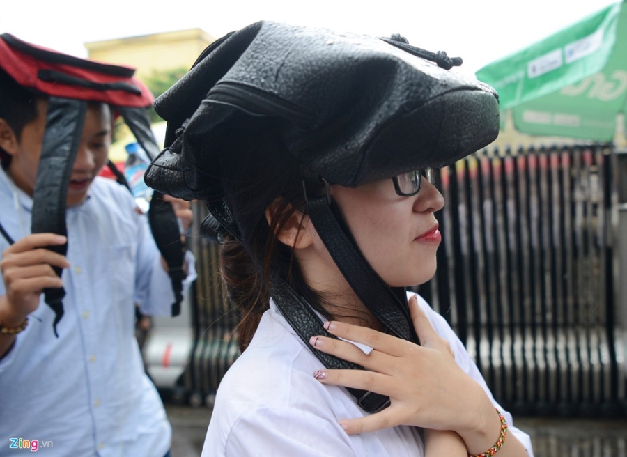 Phu huynh, si tu doi mua lam thu tuc du thi THPT quoc gia hinh anh 2