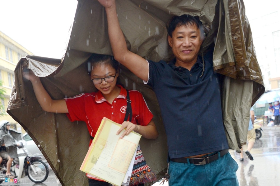Phu huynh, si tu doi mua lam thu tuc du thi THPT quoc gia hinh anh 3