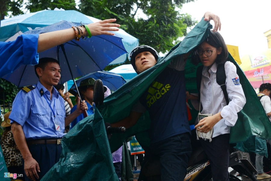 Phu huynh, si tu doi mua lam thu tuc du thi THPT quoc gia hinh anh 4