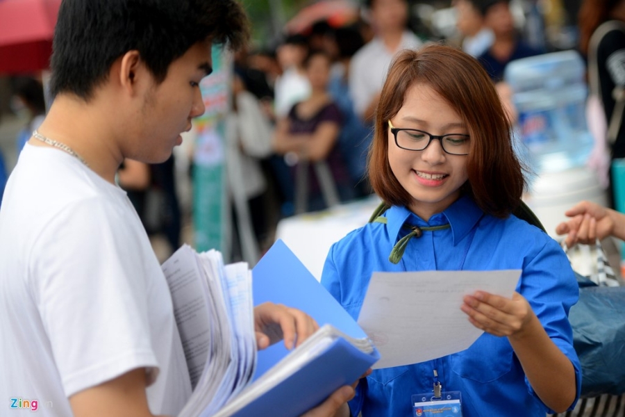 Phu huynh, si tu doi mua lam thu tuc du thi THPT quoc gia hinh anh 5