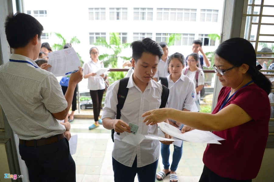 Phu huynh, si tu doi mua lam thu tuc du thi THPT quoc gia hinh anh 7