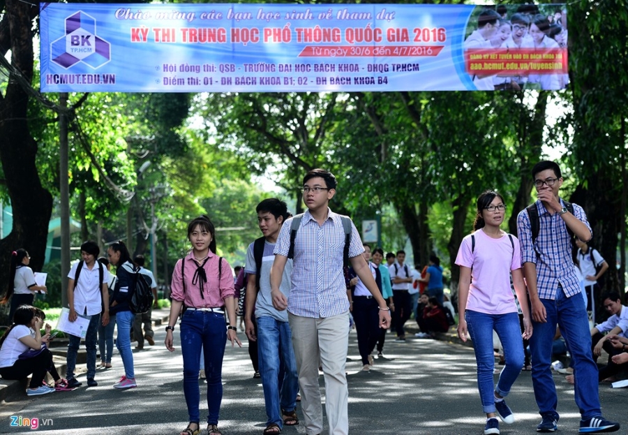 Phu huynh, si tu doi mua lam thu tuc du thi THPT quoc gia hinh anh 12