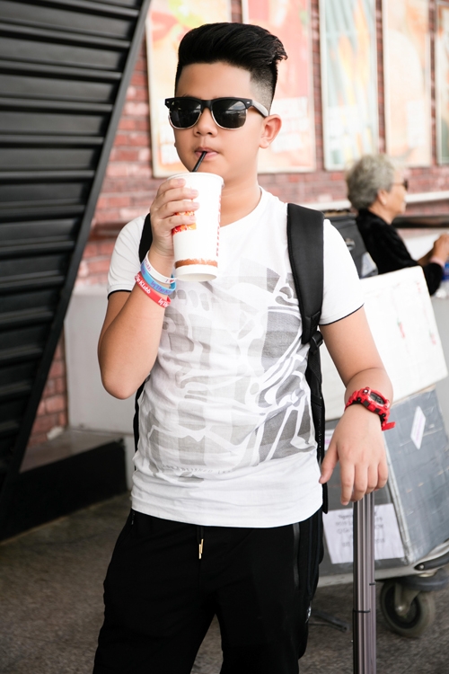 vinh-thuy-than-thiet-voi-em-trai-cung-cha-khac-me-2