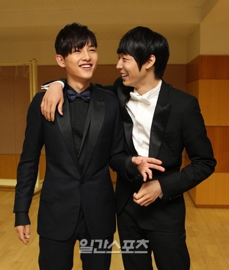  Song Joong Ki bi don di bar cung dien vien dinh an hiep dam hinh anh 2