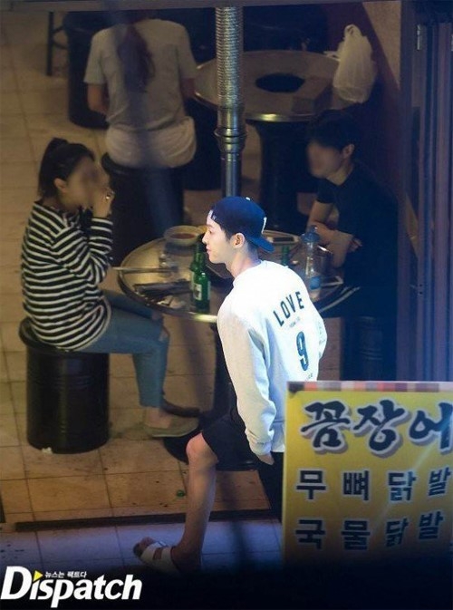  Song Joong Ki bi don di bar cung dien vien dinh an hiep dam hinh anh 3