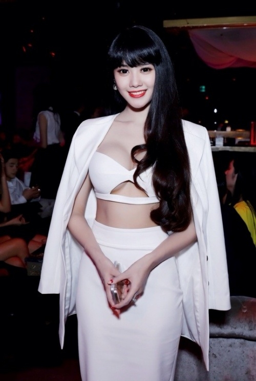 Á hậu Linh Chi: 