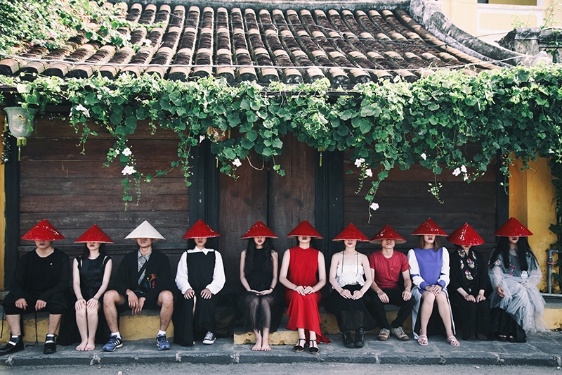 Bối cảnh cổ kính ở Hội An cực kỳ phù hợp với ý tưởng của bộ ảnh này