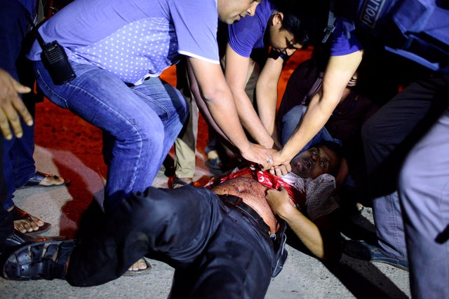  Một người bị thương trong vụ tấn công được trợ giúp tại hiện trường (Ảnh: Reuters) 