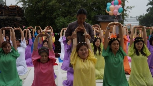 Lee Hyori mac thoai mai xem chong choi DJ o bar hinh anh 2