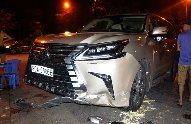 Tai xe Lexus 570 dam nhieu nguoi bi thuong ra trinh dien hinh anh 1