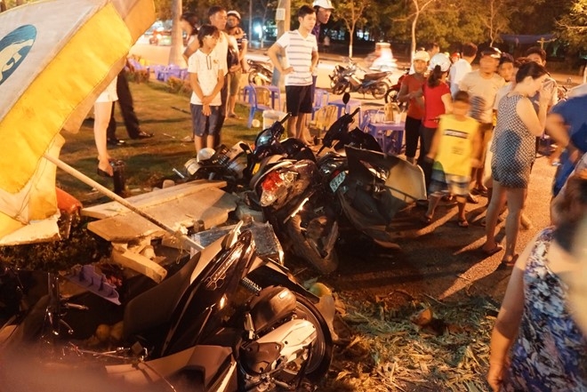 Tai xe Lexus 570 dam nhieu nguoi bi thuong ra trinh dien hinh anh 2