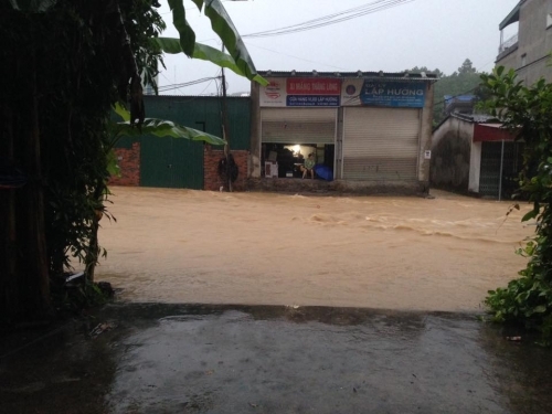 Quảng Ninh: Mưa lớn nước ngập nhà trong đêm, dân 'trở tay không kịp' - Ảnh 1