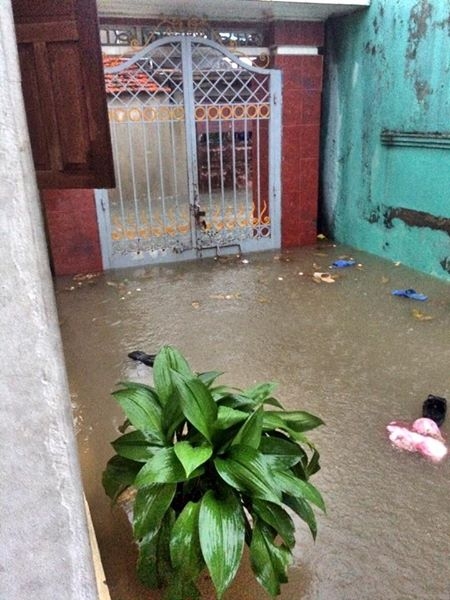 Quảng Ninh: Mưa lớn nước ngập nhà trong đêm, dân 'trở tay không kịp' - Ảnh 3