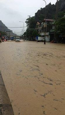 Quảng Ninh: Mưa lớn nước ngập nhà trong đêm, dân 'trở tay không kịp' - Ảnh 7