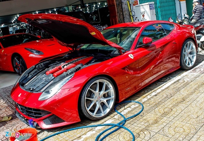 Sieu xe Ferrari F12 phien ban do ve Viet Nam hinh anh 4