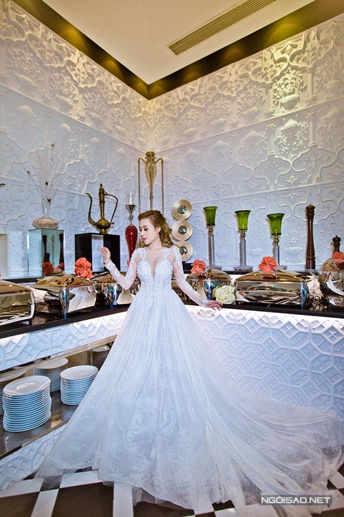 [Caption]Trong bộ soiree trắng muốt,  Bộ sưu tập gồm những mẫu váy cưới được may với chất liệu xuyên thấu, điểm xuyết thêm các chi tiết hoa ren nhẹ nhàng, lãng mạn, tôn lên vẻ đẹp sexy của cô dâu trong ngày cưới.