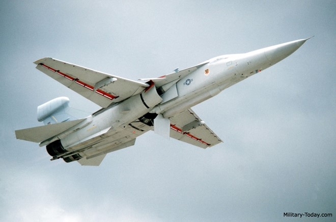 EF-111 Raven - Cỗ máy chế áp điện tử lừng danh của Không quân Mỹ - Ảnh 1.