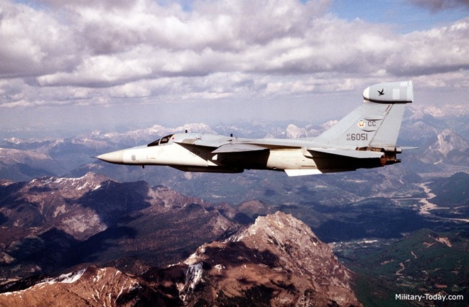 EF-111 Raven - Cỗ máy chế áp điện tử lừng danh của Không quân Mỹ - Ảnh 2.