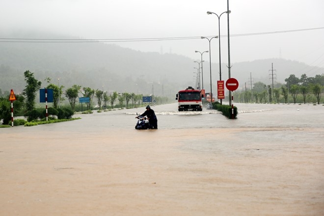 Nhieu khu vuc o Ha Long ngap sau trong dem hinh anh 9