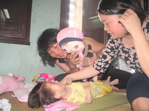 nhieu me tu nguyen den vien cho be 14 thang nang 3,5kg bu hinh anh 2