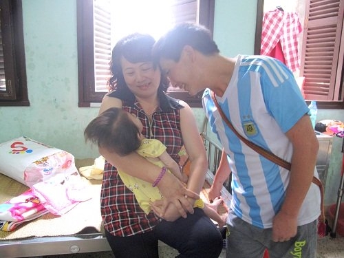 nhieu me tu nguyen den vien cho be 14 thang nang 3,5kg bu hinh anh 9