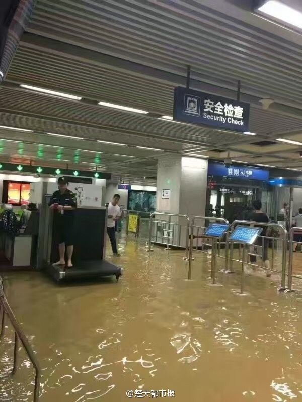 Những hình ảnh không thể tưởng tượng nổi trong trận mưa lũ nghiêm trọng ở Trung Quốc - Ảnh 13.