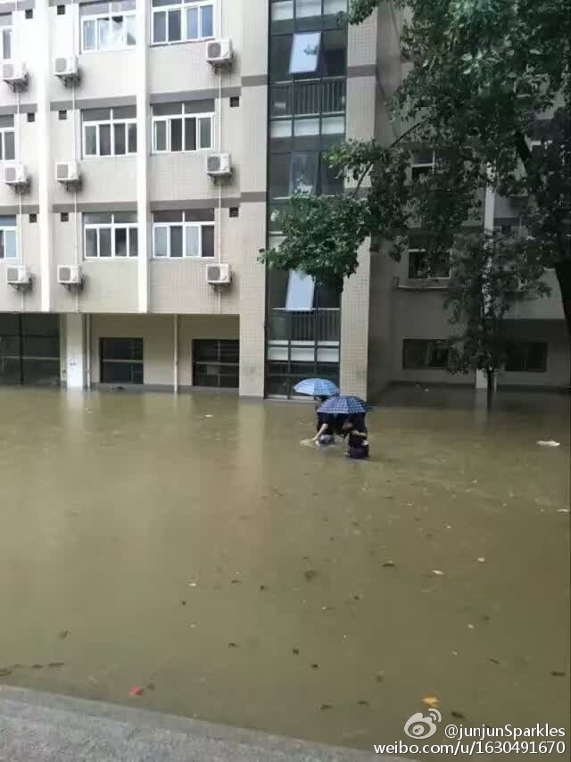 Những hình ảnh không thể tưởng tượng nổi trong trận mưa lũ nghiêm trọng ở Trung Quốc - Ảnh 14.