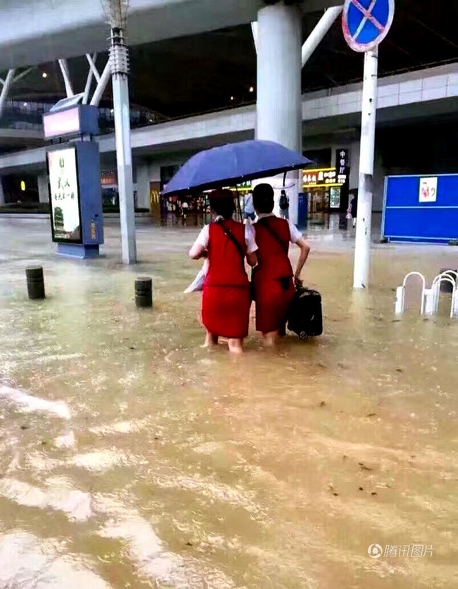Những hình ảnh không thể tưởng tượng nổi trong trận mưa lũ nghiêm trọng ở Trung Quốc - Ảnh 20.