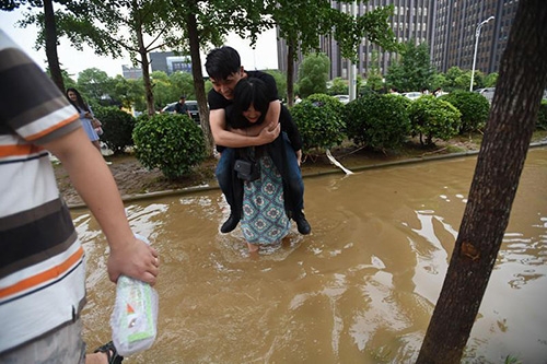 so ban giay, chang trai treo len lung de ban gai cong qua cho loi - 3