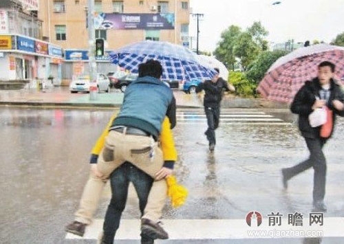 so ban giay, chang trai treo len lung de ban gai cong qua cho loi - 4