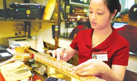 Vàng tăng sốc, không nên “lướt sóng” - 1