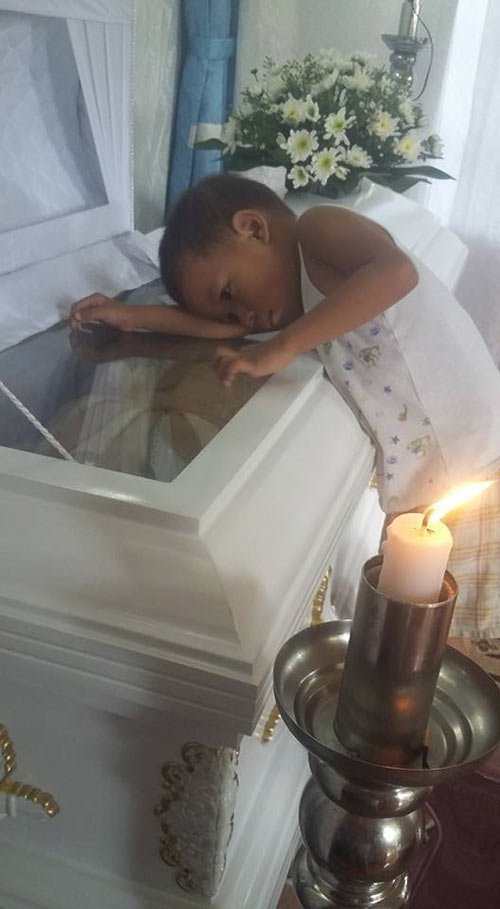 hinh anh be trai bo vo om quan tai me khien trieu trai tim quan dau - 1