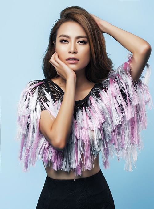 hoang-thuy-linh-goi-cam-voi-vay-ao-tua-rua-2