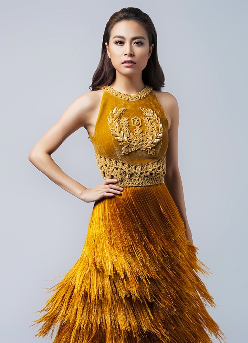 hoang-thuy-linh-goi-cam-voi-vay-ao-tua-rua-5