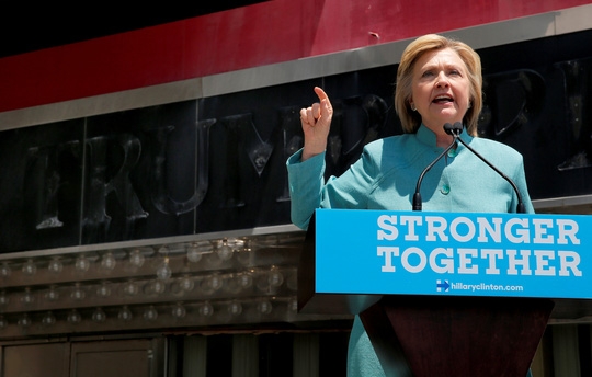  Dù đã an toàn qua ải FBI và Bộ Tư pháp Mỹ, bê bối email của bà Clinton vẫn chưa thực sự khép lại. Ảnh: REUTERS 