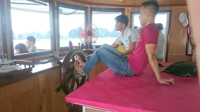 Cảnh lái tàu bằng chân khiến du khách hốt hoảng.