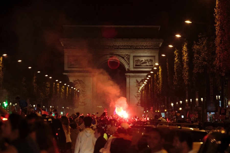 Phao sang ruc do Paris mung Phap vao chung ket Euro hinh anh 8