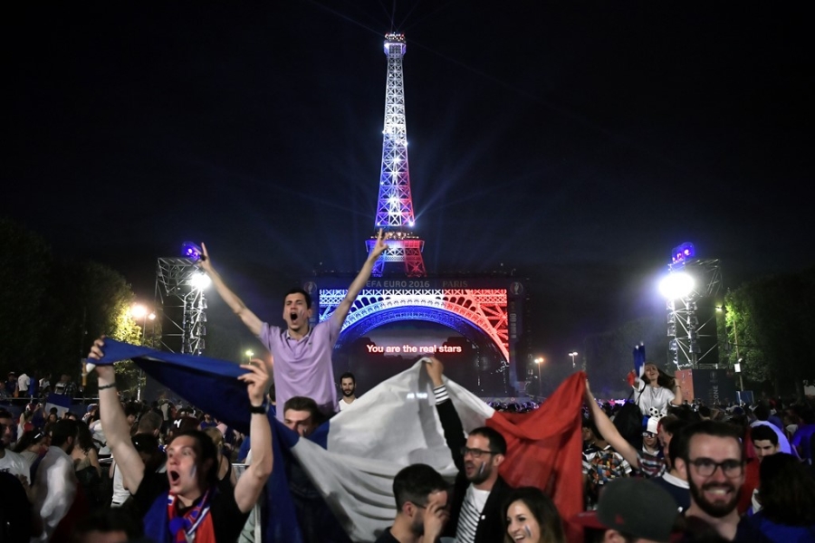 Phao sang ruc do Paris mung Phap vao chung ket Euro hinh anh 11