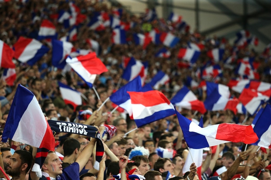 Phao sang ruc do Paris mung Phap vao chung ket Euro hinh anh 18