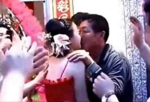 Thách đố vì tiền, con dâu hôn bố chồng ngay trước mặt quan khách - Ảnh 1