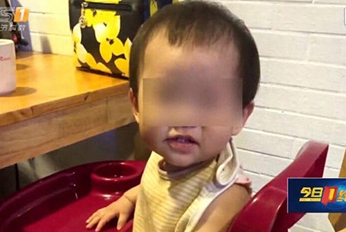 em be mang hoa vi thoi quen tam voi hoa sen cua me - 7