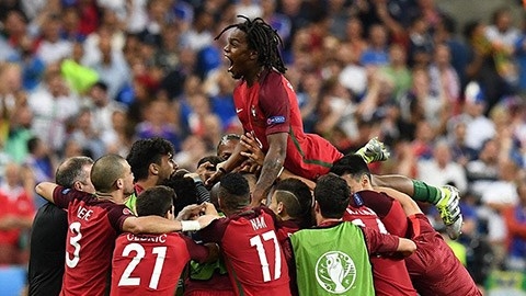 Tiền thưởng cầu thủ Bồ Đào Nha ít hơn một tuần lương Ronaldo  - ảnh 1