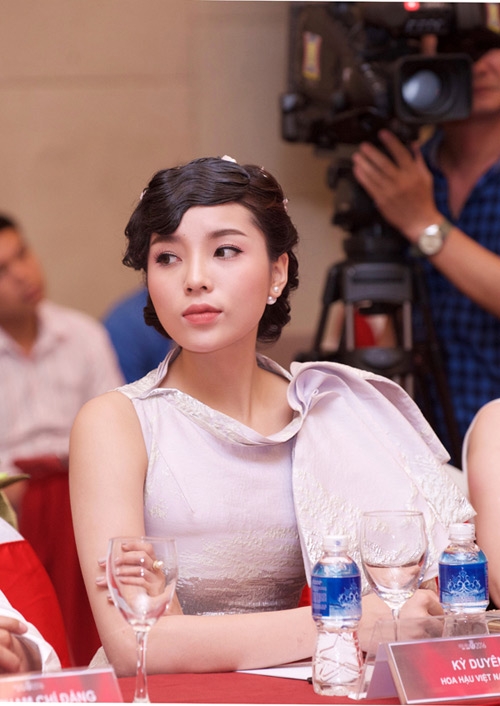 2 năm đăng quang đầy thị phi của hoa hậu Kỳ Duyên - 14