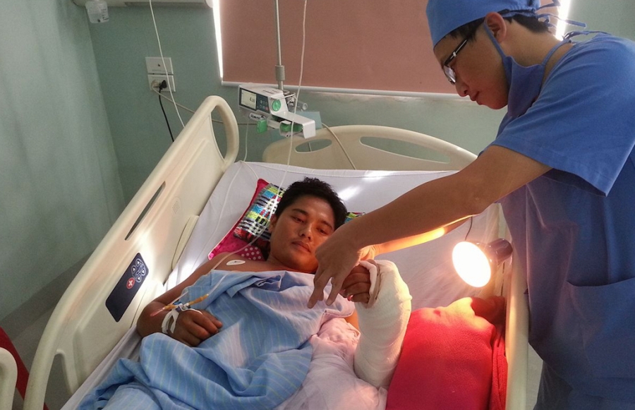 Nạn nhân Anh được đưa vào BV Chấn thương chỉnh hình Nghệ An để tiến hành phẫu thuật ghép bàn tay.