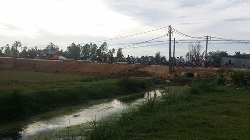 Dân phản đối Bệnh viện lao và phổi xả nước thải ra đồng lúa - ảnh 1