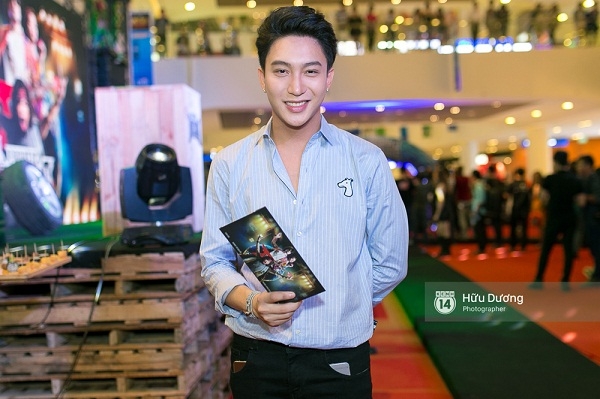 Fan Cuồng Thái Hòa 2 tay ôm 2 nàng Trinh xinh đẹp và bốc lửa - Ảnh 13. Fan Cuồng Thái Hòa 2 tay ôm 2 nàng Trinh xinh đẹp và bốc lửa - Ảnh 13.